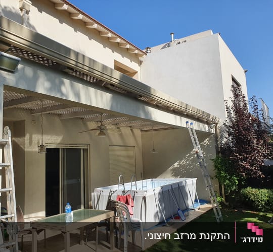 סולם ליד בריכה מתנפחת בחצר בית